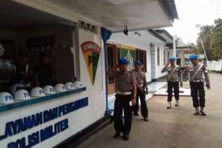 Kabid Propam Polda Maluku, AKBP Agus S bersama sejumlah anak buahnya mendatangi kantor Pomdam XVI Pattimura untuk berkoordinasi terkait insiden penganiayaan terhadap seroang anggota TNI, Rabu (18/5/2016).