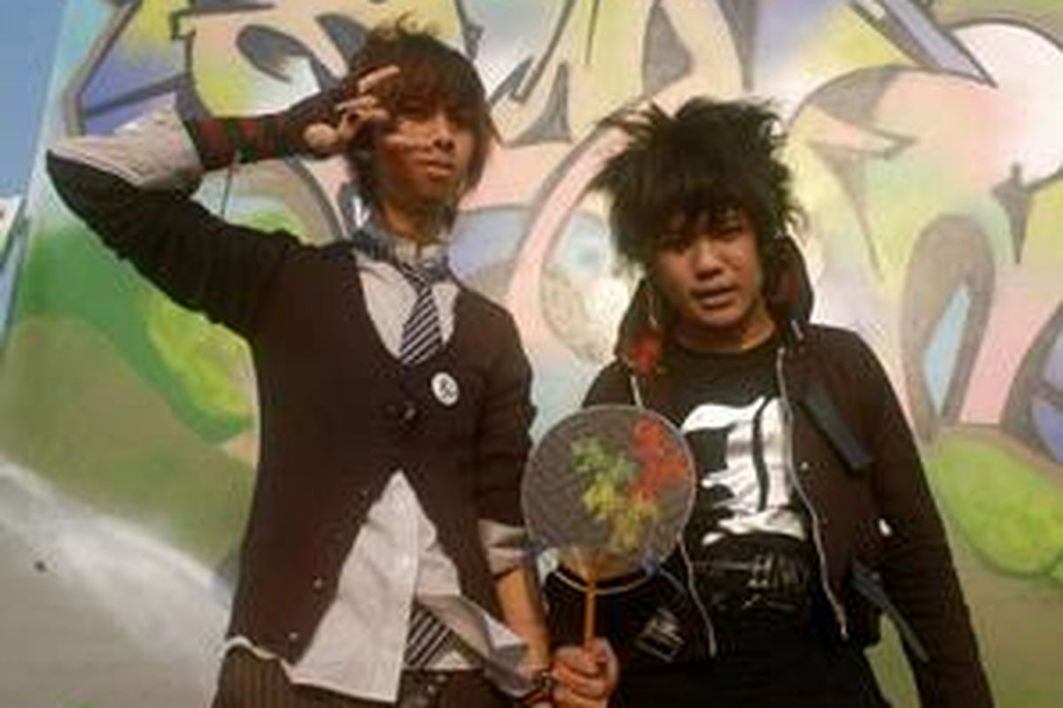 Dua pengunjung Urbanfest'08 mengenakan busana gaya harajuku.