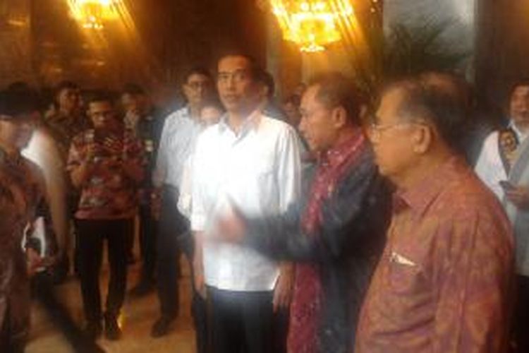 Presiden terpilih Joko Widodo, wakil presiden terpilih Jusuf Kalla, beserta Ketua MPR Zulkifli Hasan, seusai mengikuti geladi bersih di Gedung MPR, Sabtu (18/10/2014).
