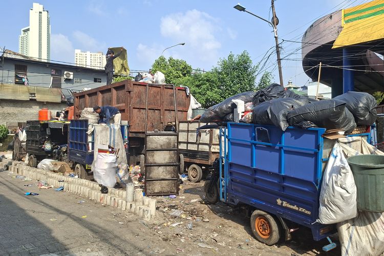 Program Pilah Sampah di Jakbar Terkendala Alat Pengangkut, Petugas Minta Gerobak Khusus
