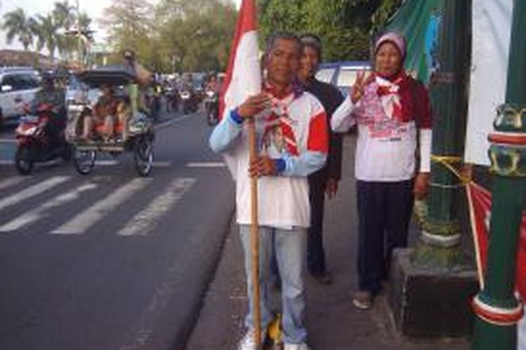 Sumarno dan Murwati saat tiba di depan Kantor Pos Besar Kota Yogyakarta