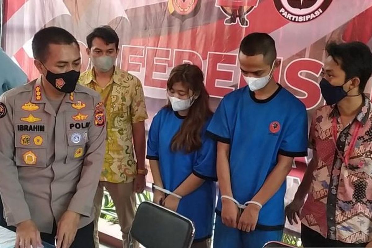 Polisi mengamankan dua tersangka kasus arisan bodong Rp 21 miliar di Polda Jawa Barat, Kota Bandung, Jumat (11/3/2022). 
