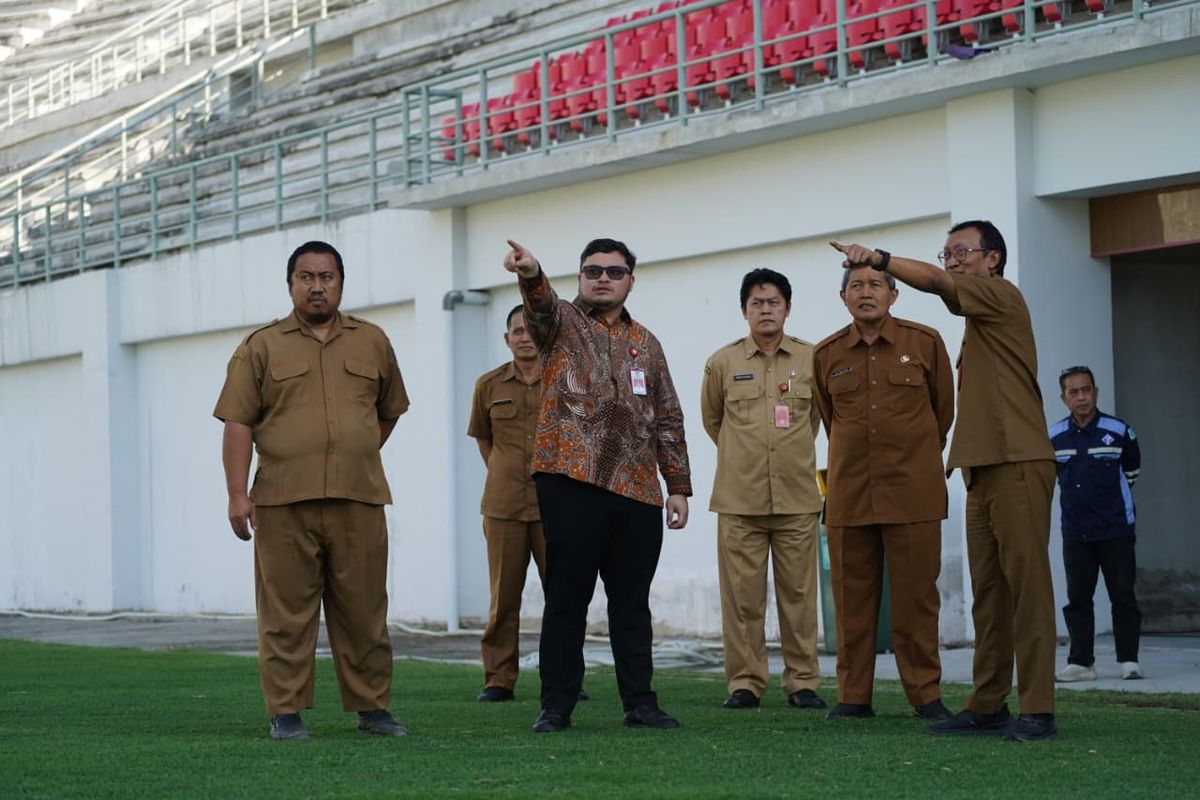 Bupati Kediri Mas Dhito meninjau pembangunan Stadion Gelora Daha Jayati (GDJ) di Desa Bulusari, Kecamatan Tarokan, Kabupaten Kediri, Selasa (9/6/2026).