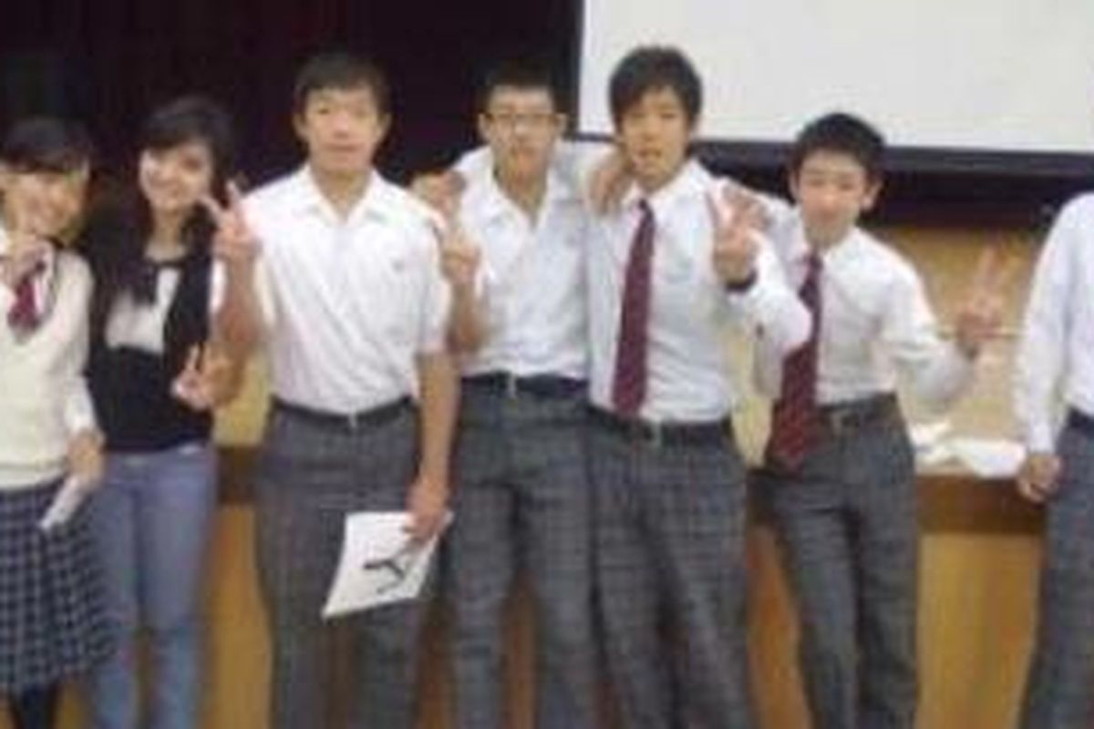 Keisha (kaos hitam) bersama rekan-rekannya. Ia menjadi Wakil Ketua Indonesian Week 2012 oleh Asia Pacific University, Jepang