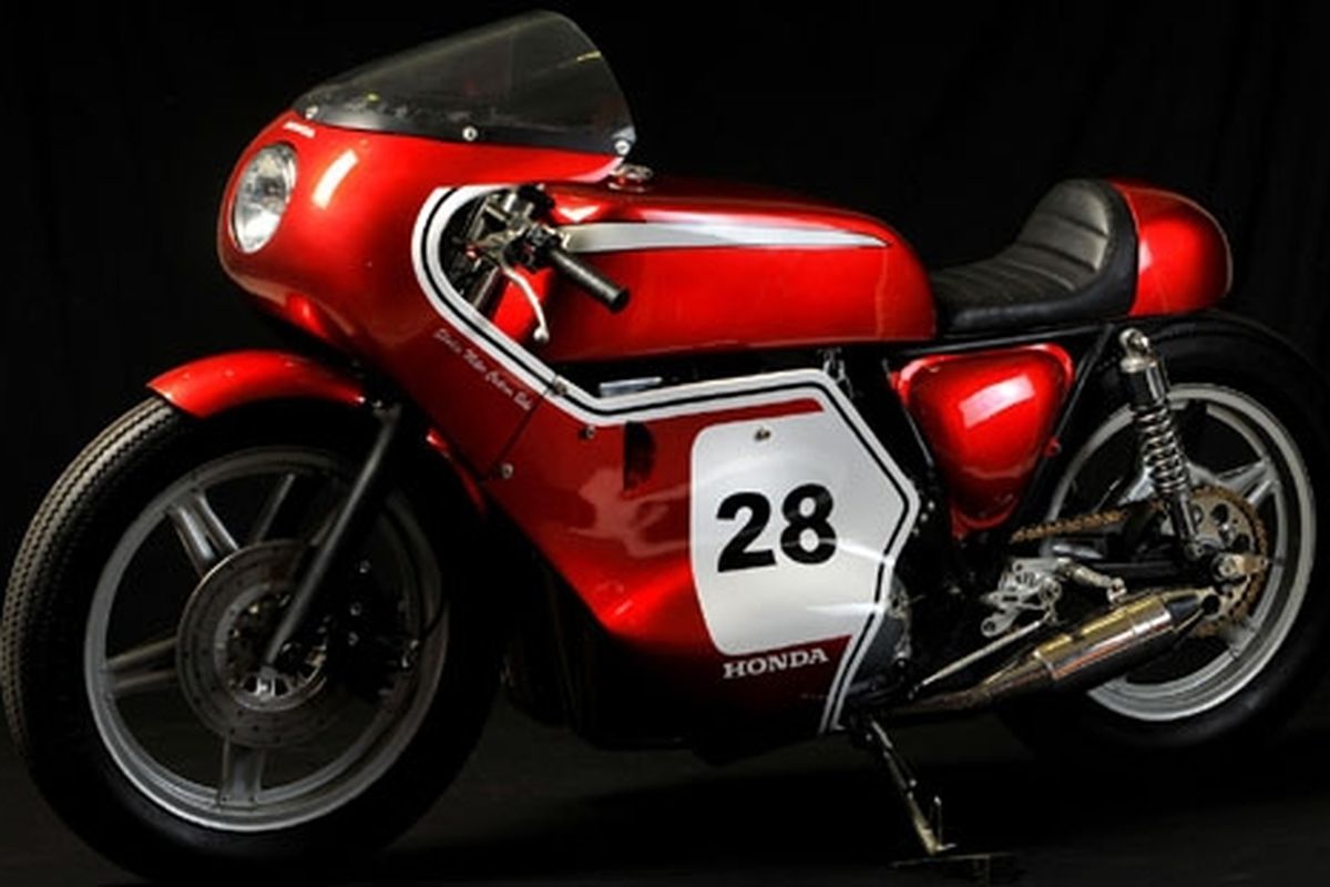 Tampilannya sangat mirip dengan sepeda motor balap Honda CB 750 di Daytona 200 era 1970-an.