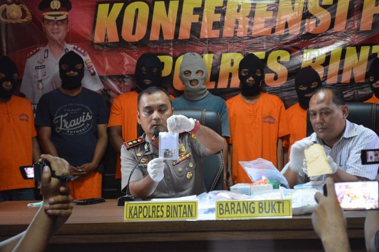 Kapolres Bintan AKBP Boy Herlambang menunjukan barang bukti 3 Kg sabu yang berhasil diamankan dari ketiga terangka saat hendak dselundupkan ke Madura, Jawa Timur.
