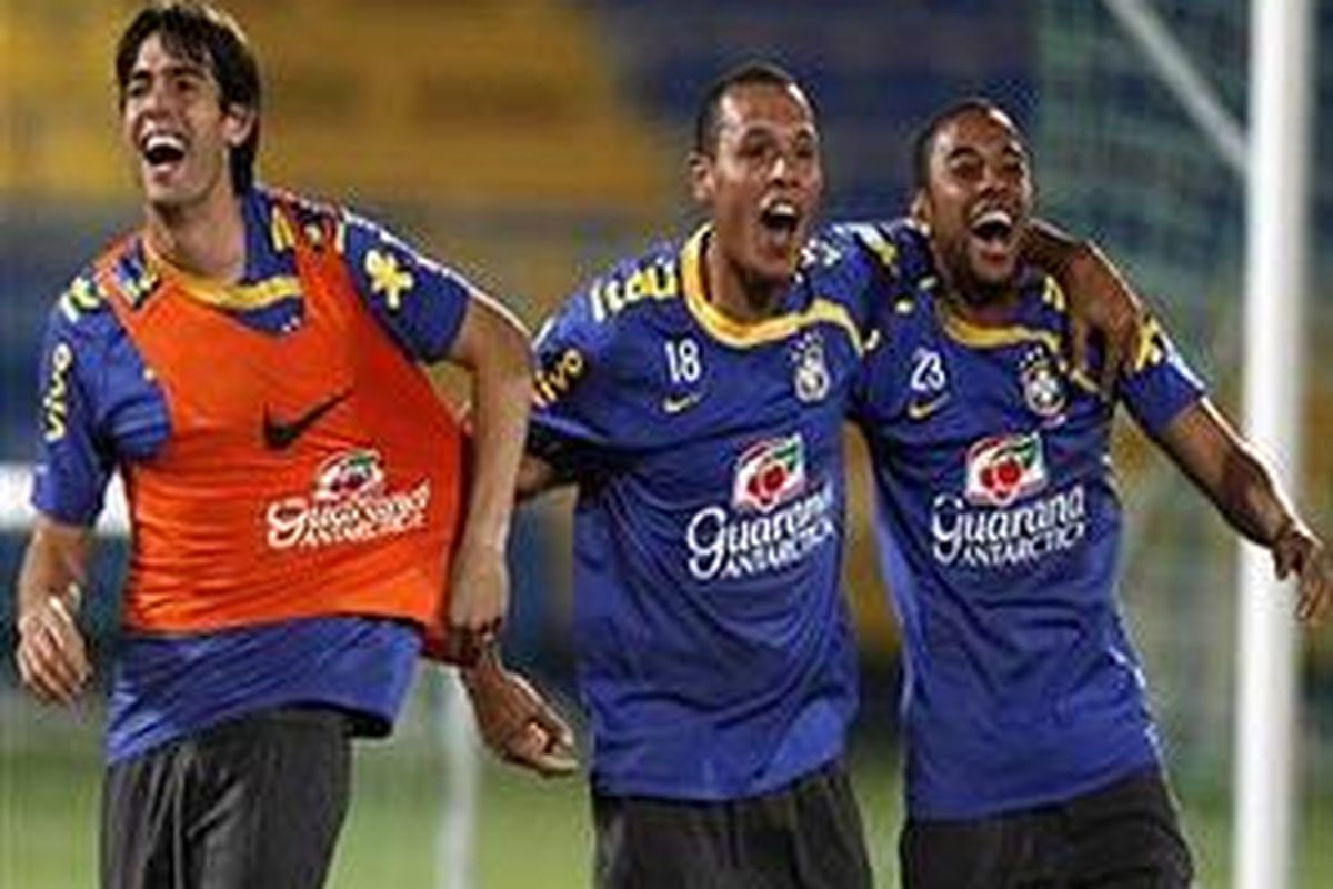 Penyerang Brasil, Robinho (kanan), bersama Ricardo Kaka (kiri) dan Luis Fabiano dalam sesi latihan timnas Brasil, di Doha, (13/11).