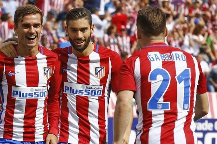 Tiga pemain Atletico Madrid, Antoine Griezmann (kiri), Kevin Gameiro (kanan), dan Yannick Carrasco merayakan gol ke gawang Malaga, dalam laga La Liga di Estadio Vicente Calderon, Sabtu (29/10/2016).