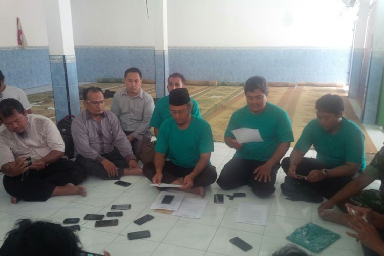 Panitia jalan sehat warga Solo untuk Indonesia berdaulat saat menggelar konferensi pers di Solo, Jawa Tengah, Kamis (6/9/2018).