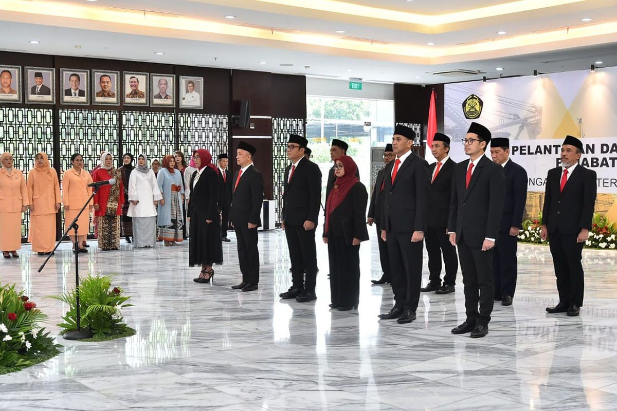 Menteri Energi dan Sumber Daya Mineral (ESDM) Arifin Tasrif melantik 12 pejabat eselon I dan II di lingkungan Kementerian ESDM, Kamis (14/3/2024). 