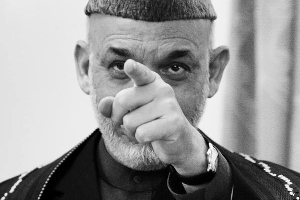 Presiden Afganistan Hamid Karzai saat jumpa pers di istana kepresidenan di Kabul, Afganistan, Selasa (3/11). Selain berjanji akan memberantas korupsi, Karzai juga mempersilakan lawan-lawan politiknya bergabung dalam pemerintahannya, setelah ia dinyatakan sebagai pemenang pemilu.