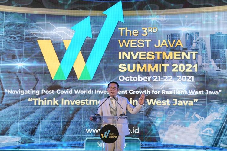 Gubernur Jawa Barat (Jabar) Ridwan Kamil saat menghadiri acara West Java Investment Summit (WJIS) 2021 di Hotel Savoy Homann, Kota Bandung, Jabar, Kamis (21/10/2021).

