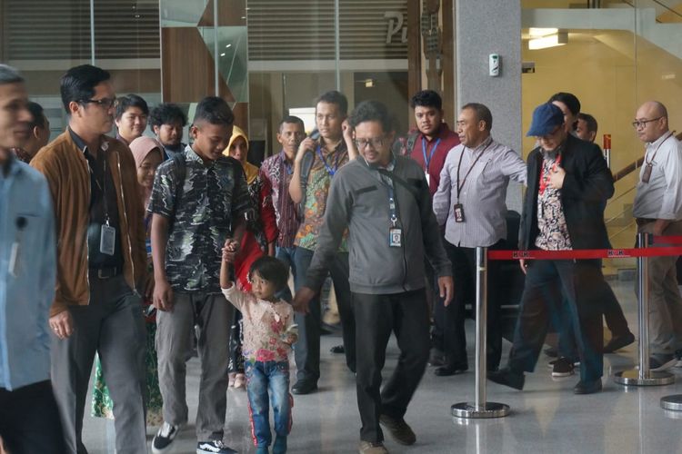 Rombongan keluarga mahasiswa Universitas Haluoleo yang tewas dalam aksi unjuk rasa menolah RKUHP dan revisi UU KPK, Randi dan Yusuf Kardawi, tiba di Gedung Merah Putih KPK, Kamis (12/12/2019).