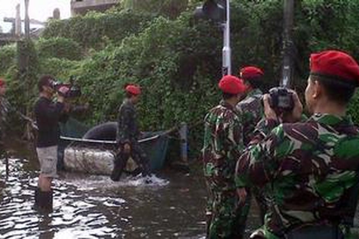 Komando Pasukan Khusus TNI AD membantu korban banjir di Jakarta