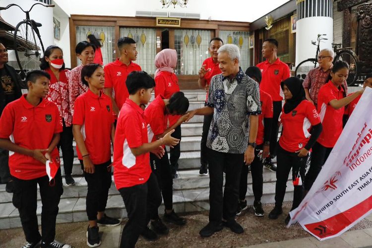 Gubenur Jateng Ganjar Pranowo memberi dukungan dan restu kepada atlet sepak bola putri Soina Jateng sebelum berangkat ke Thailan, Jumat (11/11/2022).