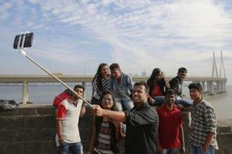 Sejumlah warga kota Mumbai tengah ber-selfie bersama.