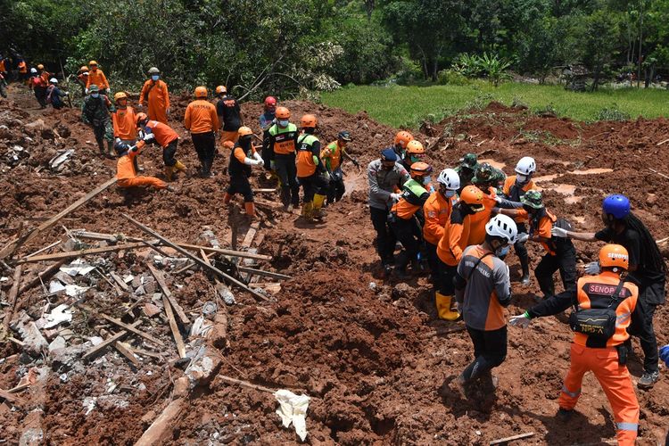 Tim SAR mengevakuasi korban tanah longsor di Ngetos, Nganjuk, Jawa Timur, Selasa (16/2/2021). Tim SAR dalam pencarian hari kedua korban tanah longsor berhasil mengevakuasi sedikitnya tiga jenazah korban dan diperkirakan tersisa tujuh korban yang masih dalam proses pencarian. ANTARA FOTO/Zabur Karuru/rwa.