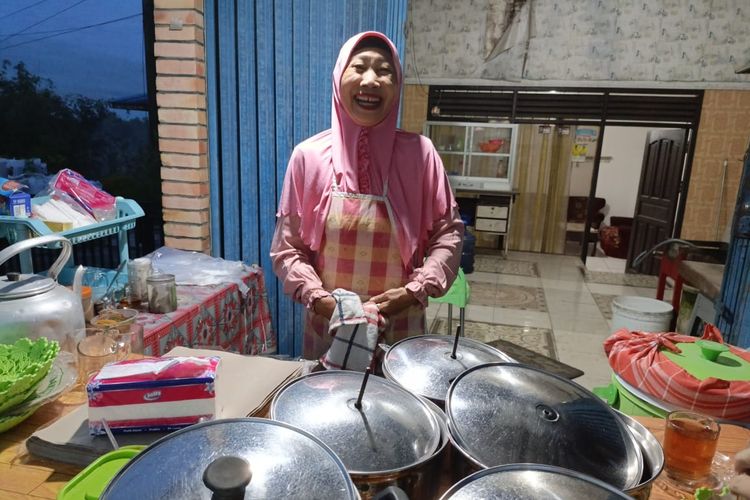Bude Ida, pemilik warung nasi kuning di Jalan Soekarno-Hatta Km 12, Balikpapan, Kalimantan Timur mendapat yang tanti kerugian dari Pemerintah.