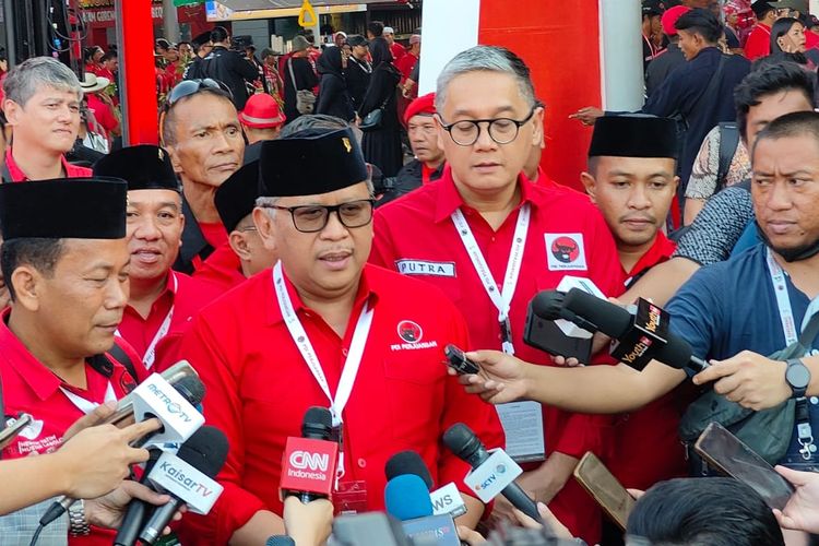 Sekretaris Jenderal PDI-P Hasto Kristiyanto ditemui di Jiexpo Kemayoran, usai gelaran pembukaan Rakernas IV PDI-P, Jumat (29/9/2023). 