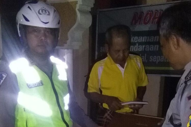 Anggota Satlantas Polres Madiun menunjukkan kotak amal masjid yang dicuri isinya oleh seorang pemuda asal Kediri berinisial RDM, Senin ( 20 / 3 / 2017) dinihari.