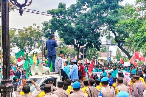 Tak Bertemu Ketua DPRD, Ribuan Demostran Sempat Paksa Masuk Gedung DPRD Solo