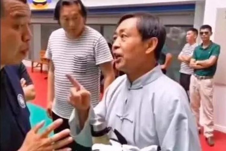 Pakar tai chi Ma Baoguo ketika berbicara dengan wasit jelang pertandingan di Shandong, China, pada pekan lalu. Ma yang mengaku sebagai pakar tai chi itu KO dalam 30 detik setelah dipukul mantan pelatih bela diri yang lebih muda 20 tahun dari dia.