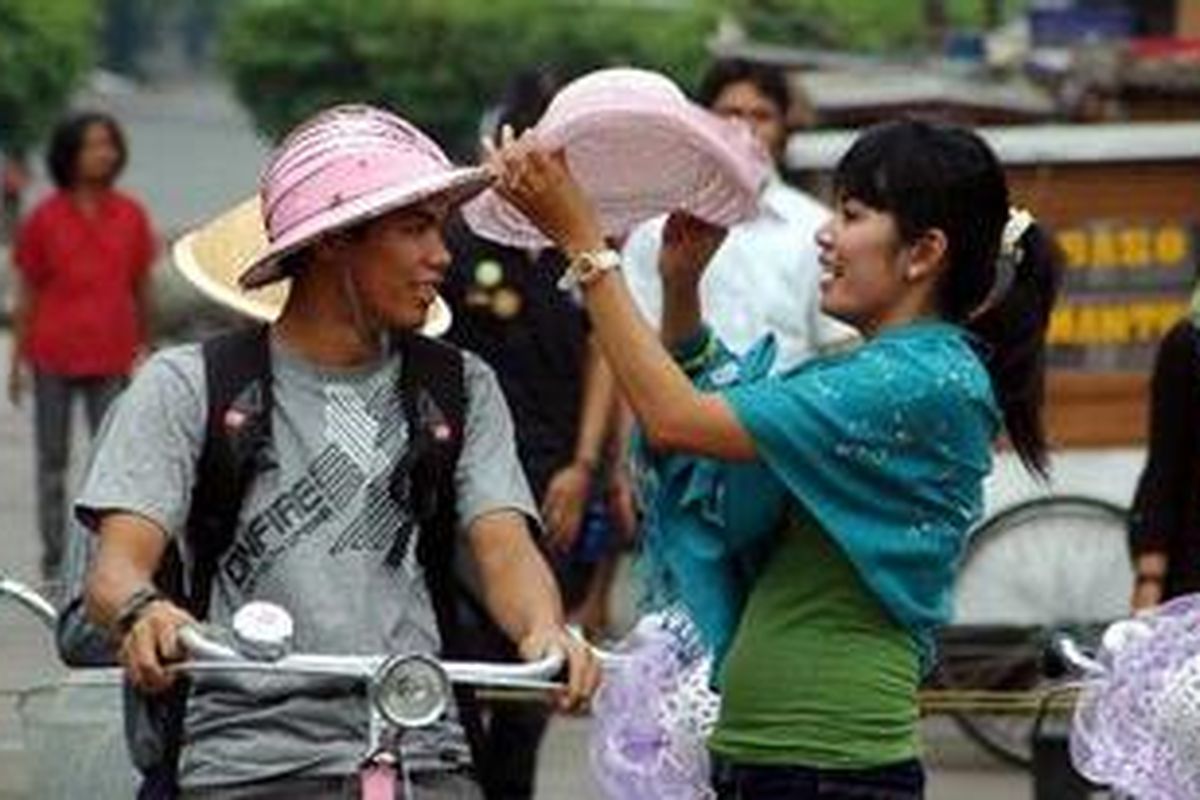 Pengunjung menyewa sepeda ontel untuk berkeliling di kawasan wisata Kota Tua, Jakarta, Rabu (17/11/2010).