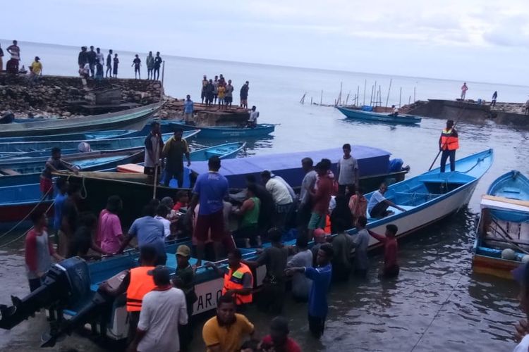 Tim SAR gabungan mengevakuasi penumpang speedboat yang tenggelam di Peraiaran Maluku Tenggara, Senin (21/2/2022). Dalam insiden kecelakaan itu enam oenumpang meninggal dunia dan 19 lainnya selamat