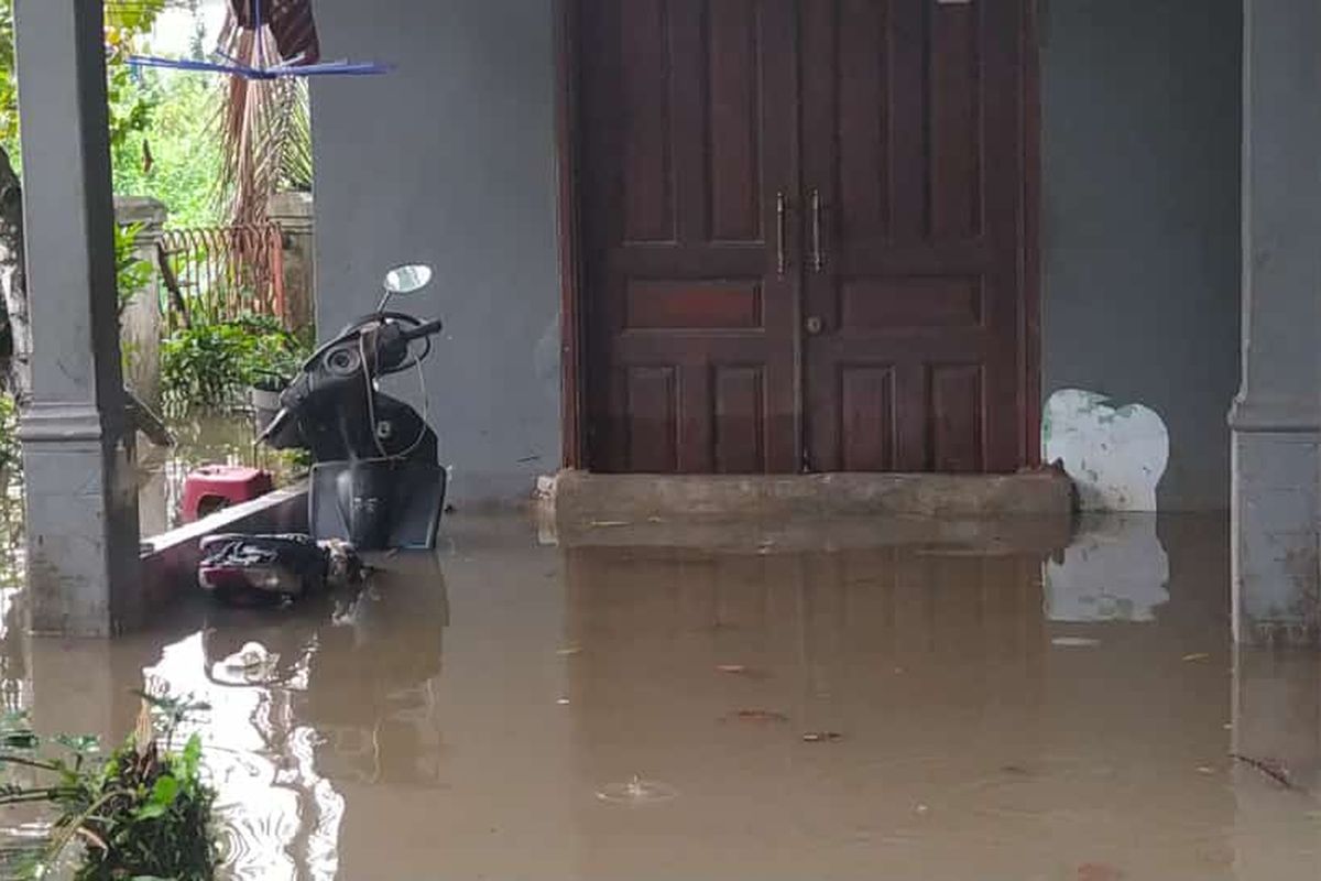 Lima rumah terendam banjir hingga ketinggian air capai 2 meter di RT 01 RW 17, Pancoran Mas, Depok pada Rabu (9/3/2022). 