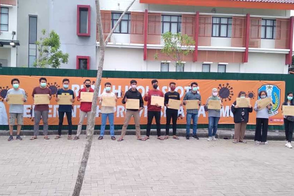 Berjejer Saat Porsesi Meninggalkan RSDLB Setelah dinyatakan Sembuh Oleh Petugas, Kamis (24/2/2022).