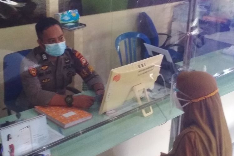 Dokter Aulia (kanan) saat mendatangi Polsek Panakkukang Makassar usai namanya dicatut untuk menandatangani surat rapid test antigen palsu di Makassar, Selasa (2/2/2021).