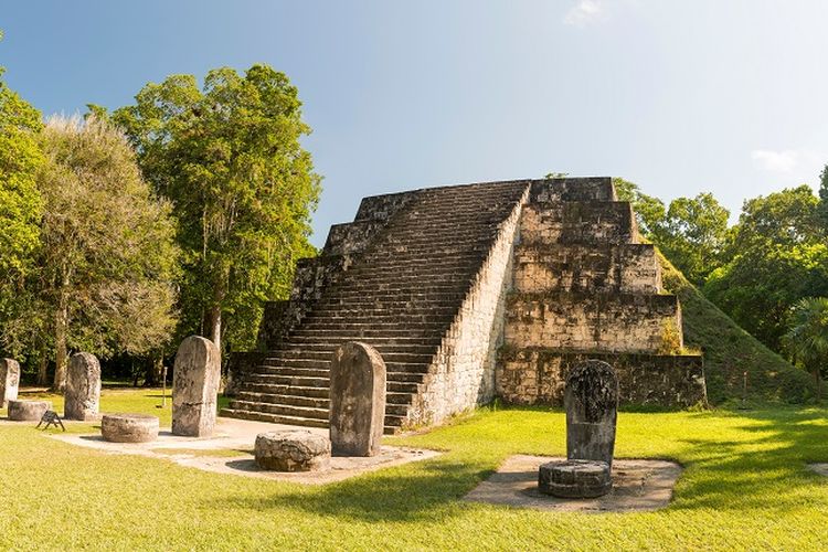 Ilustrasi Guatemala - Tempat wisata bernama Taman Nasional Tikal di Guatemala.