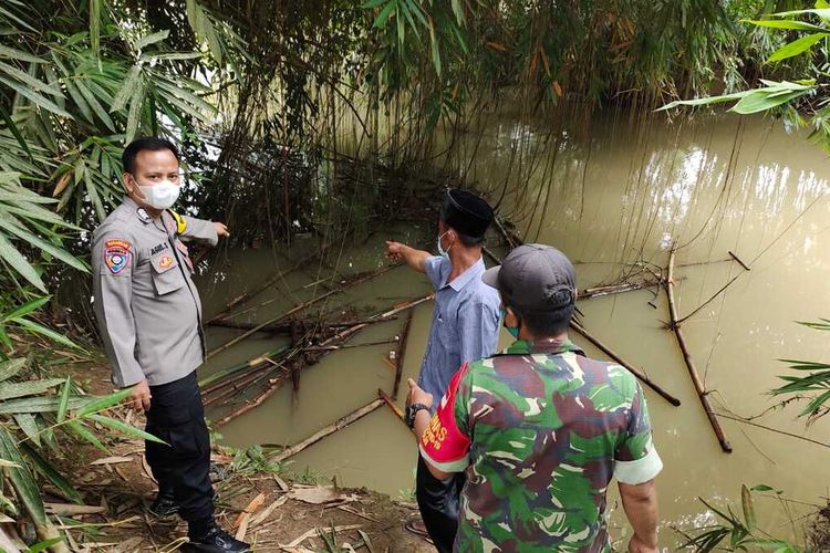 Aparat Polsek Tanjung Bintang melakukan olah TKP lokasi petani tewas tenggelam di sungai Way Galih.