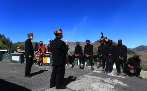 Thousands Flock to Indonesian Volcano for Hindu Ritual Sacrifice