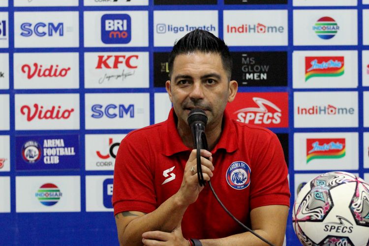 Pelatih Arema FC Javier Roca preskon seusai pertandingan pekan ke-9 Liga 1 2022-2023 melawan Persib Bandung yang berakhir dengan skor 1-2 di Stadion Kanjuruhan Kepanjen, Kabupaten Malang, Minggu (11/9/2022) sore.