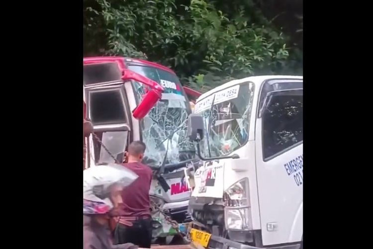  Kecelakaan beruntun terjadi di jalur Puncak Cianjur, Jawa Barat, tepatnya di kawasan Cibeureum, Cugenang, pada Sabtu (15/3/2025), yang melibatkan sejumlah kendaraan dan menyebabkan lima orang mengalami luka ringan.
