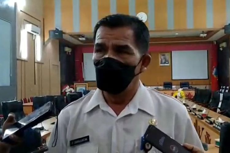 Kepala dinas perumahan rakyat dan kawasan permukiman Kota Ambon, Rustam Simamjuntak memberikan keterangan kepada wartawan di kantor DPRD Kota Ambon, Rabu (18/5/2022)