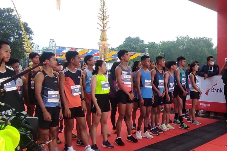 Para pelari Young Talent Borobudur Marathon 2022 bersiap di garis start. Acara puncak Borobudur Marathon 2022 digelar hari ini, Sabtu (12/11/2022) di Taman Lumbini, Candi Borobudur, Magelang, Jawa Tengah.