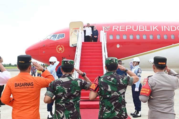 Presiden Joko Widodo dan Ibu Negara Iriana Joko Widodo saat akan kembali bertolak ke Jakarta usai menyelesaikan kunjungan ke Sumatera Barat pada Selasa (21/5/2024).
