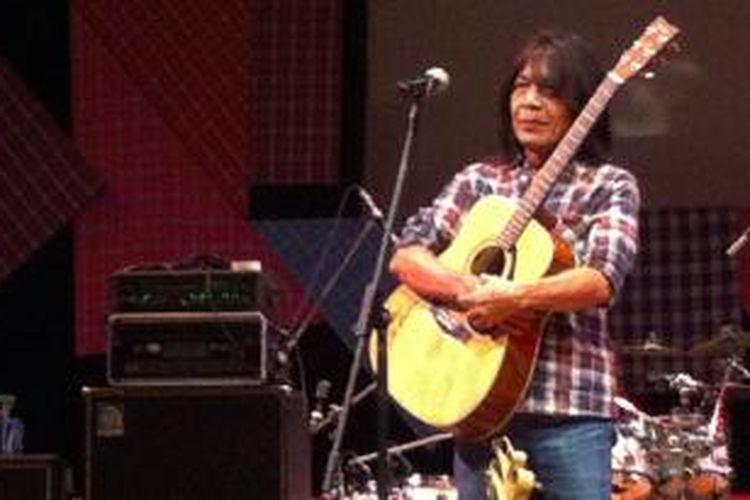 Ian Antono melelang salah satu gitar akustiknya dan hasilnya disumbangkan untuk kegiatan pemenangan calon presiden Joko Widodo atau Jokowi dan calon wakil presiden Muhammad Jusuf Kalla atau JK. Lelang itu menjadi bagian dari Konser Kebangsaan: Langkah Sang Pemimpin, di Taman Ismail Marzuki, Jakarta Pusat, Senin (23/6/2014) malam.