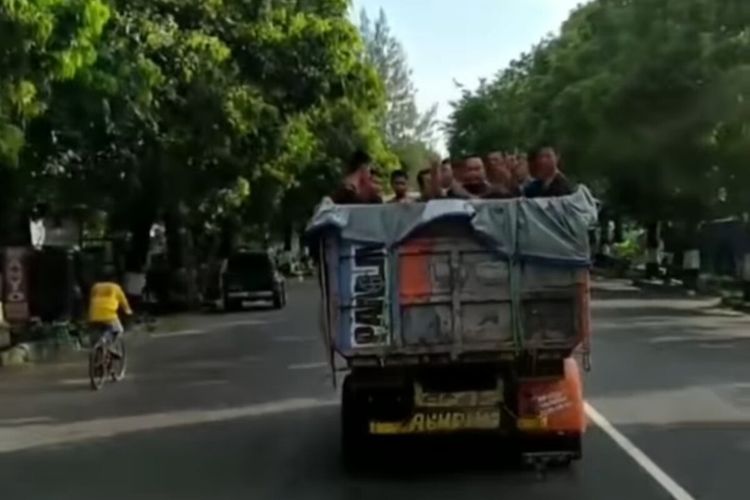 Tangkapan layar video viral aksi remaja mandi bersama di sebuah dump truck.
