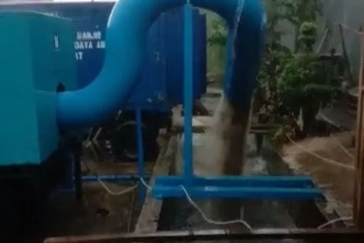 Sebuah pompa air dioperasionalkan untuk mengantisipasi genangan di titik pintu keluar Tol Meruya, Jakarta Barat, Selasa (4/10/2022) sore.