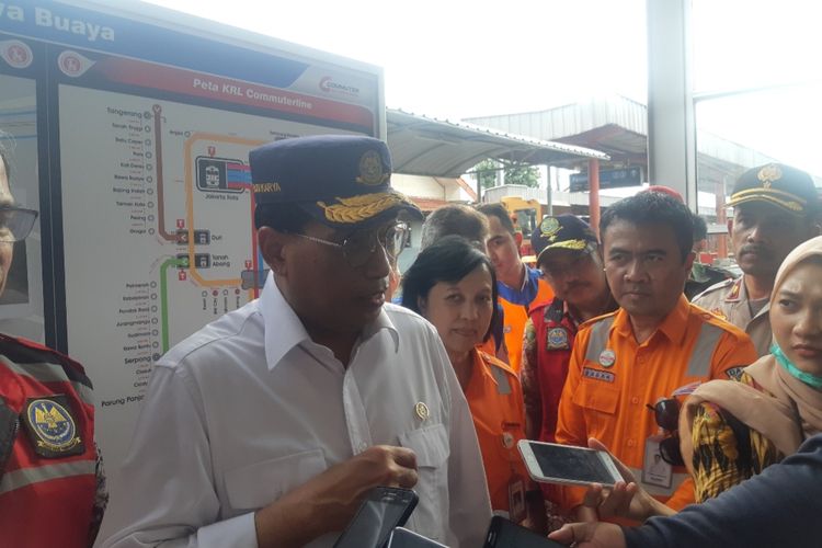 Menteri Perhubungan Budi Karya S saat meninjau jalur kereta di Stasiun Rawa Buaya, Cengkareng, Jakarta Barat, Jumat (3/1/2020)