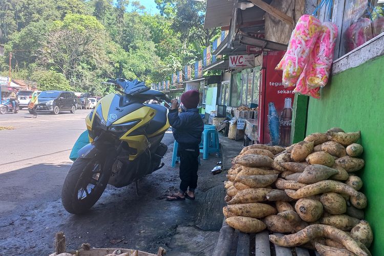 Pedagang oleh-oleh khas Sumedang di jalur Jalan Bandung-Cirebon ramai pengunjung, Selasa (3/5/2022). AAM AMINULLAH/KOMPAS.com