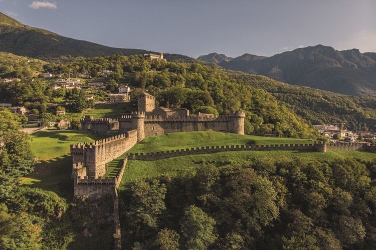 Pemandangan kastel Bellinzona yang menjadi warisan dunia 