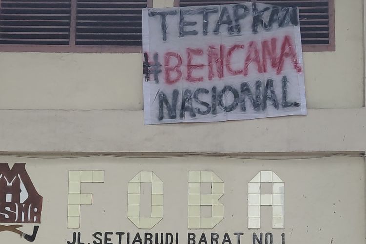Desakan penetapan banjir bandang Sunatera sebagai bencana nasional di depan asrama mahasiswa Aceh, Wisma Foba Jakarta. (dok. Wisma Foba Jakarta).