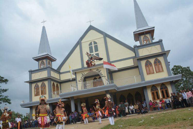 Para penari caci atau Sasi sedang mempersiapkan diri untuk mementaskan tarian Cac atau Sasi untuk ungkapan syukur atas peresmian dan pemberkatan Gereja Katolik Santo Mikael Noa di Kampung Noa, Desa Golondoal, Kec. Mbeliling, Kabupaten Manggarai Barat, Flores, NTT. 