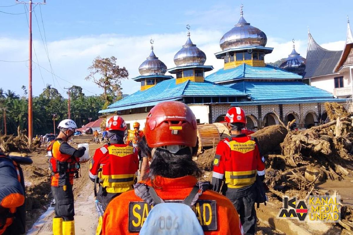 Tim relawan Unpad bersama gabungan dari berbagai instansi terkait membantu penanganan bencana banjir dan longsor di wilayah Aceh, Sumatera Utara dan Sumatera Barat. 