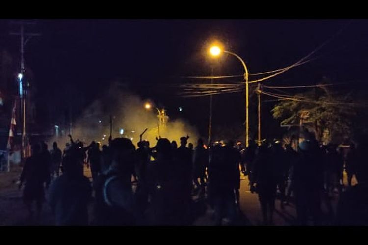 Suasana bentrok warga di komplek rumah papan