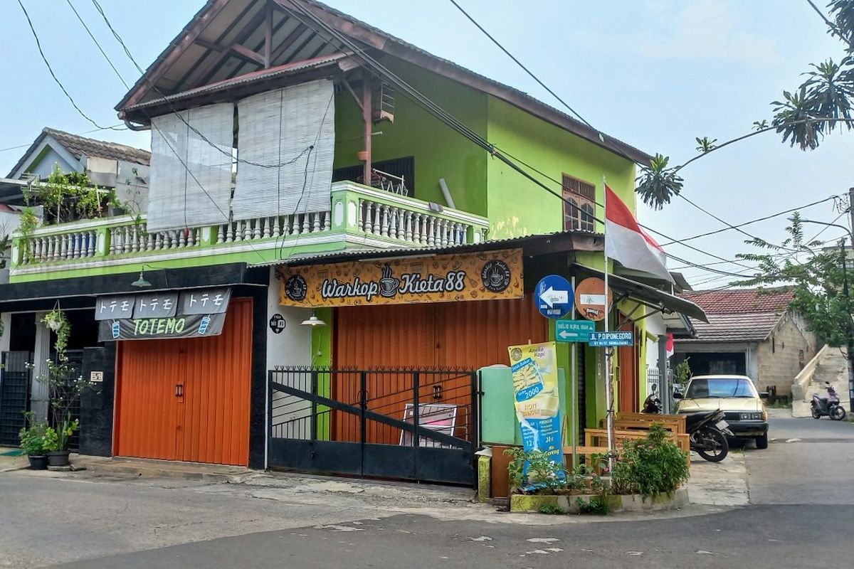 Kondisi kafe di kawasan Benda Baru, Pamulang, Tangerang Selatan, yang menjadi sasaran aksi perampokan, Rabu (18/8/2021).